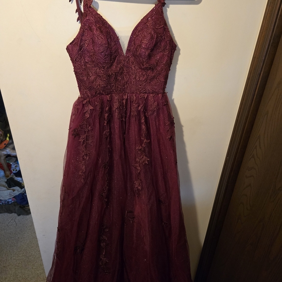 Elegant Burgundy Lace Dress - Picture 12 of 12